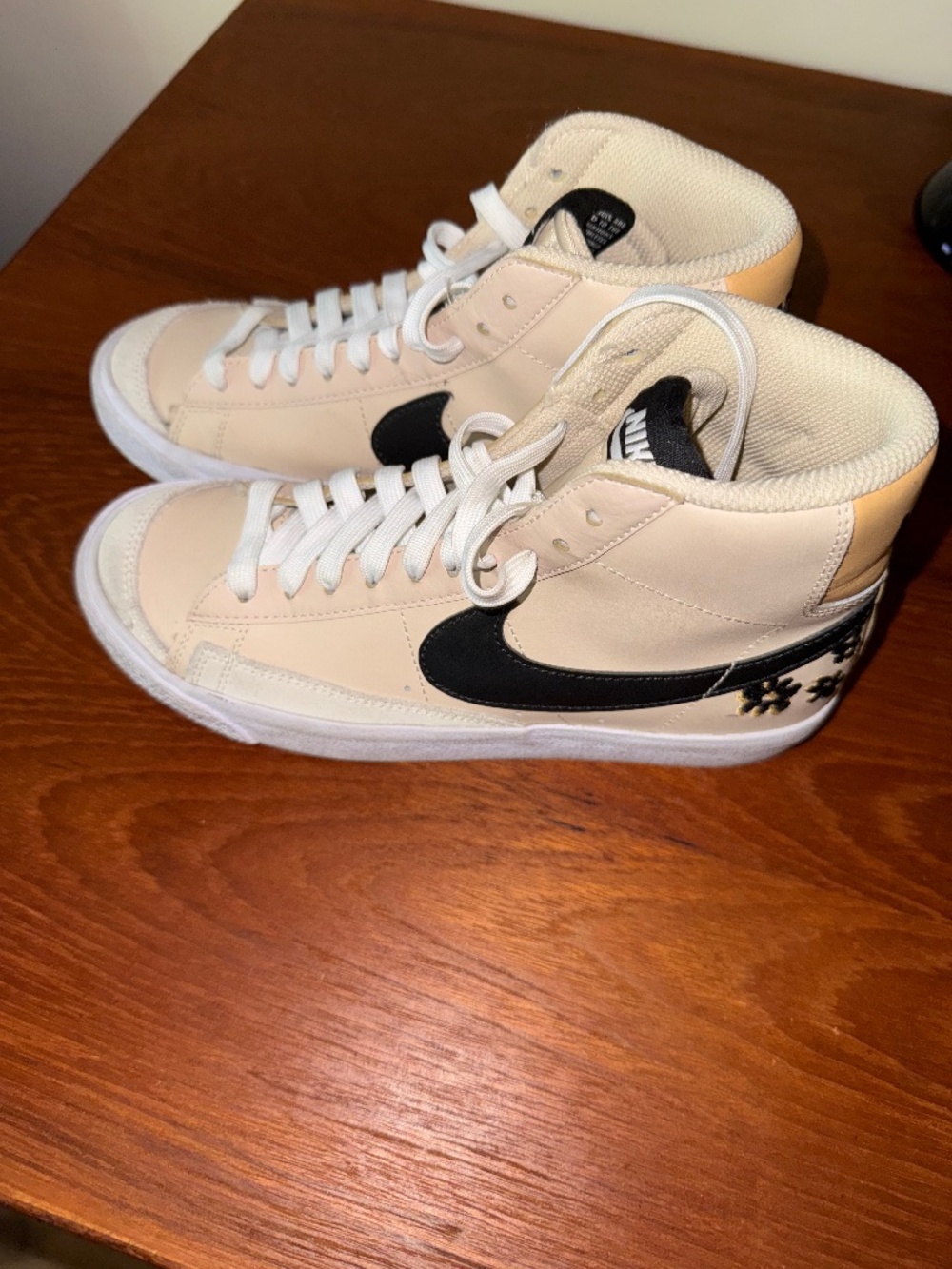 nike us 5 youth gream/tan hi-top sneekers